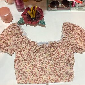 Cute floral crop top 🌺